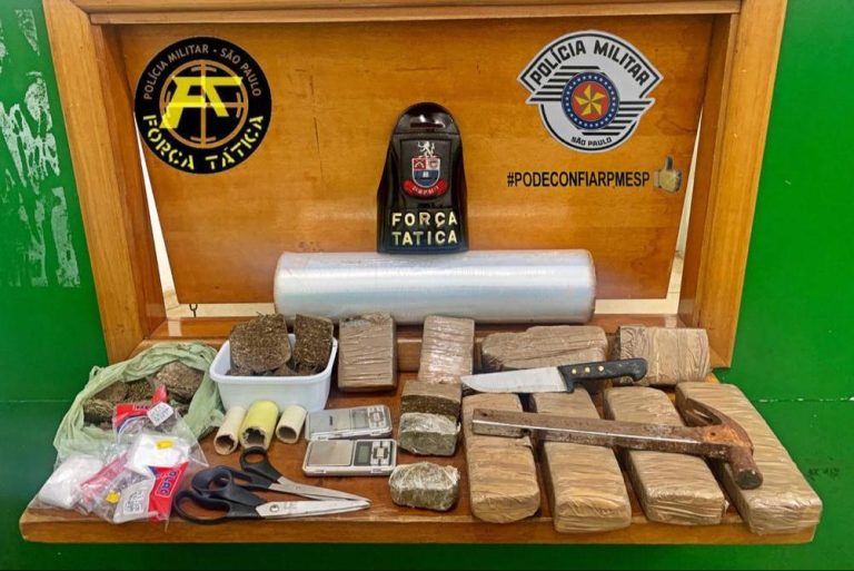 PM flagra tráfico de drogas no momento que cumpria mandado de prisão