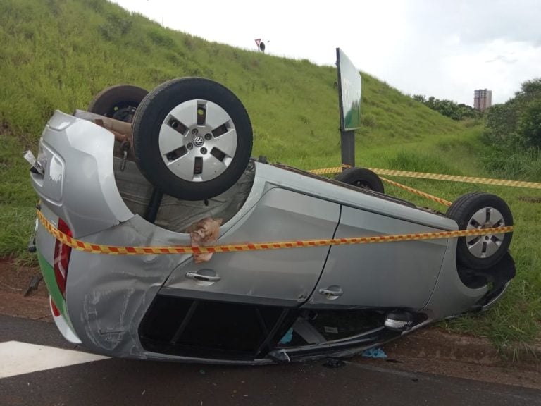 Imagens| Motorista tenta ultrapassagem e capota na saída de Bonfim Paulista