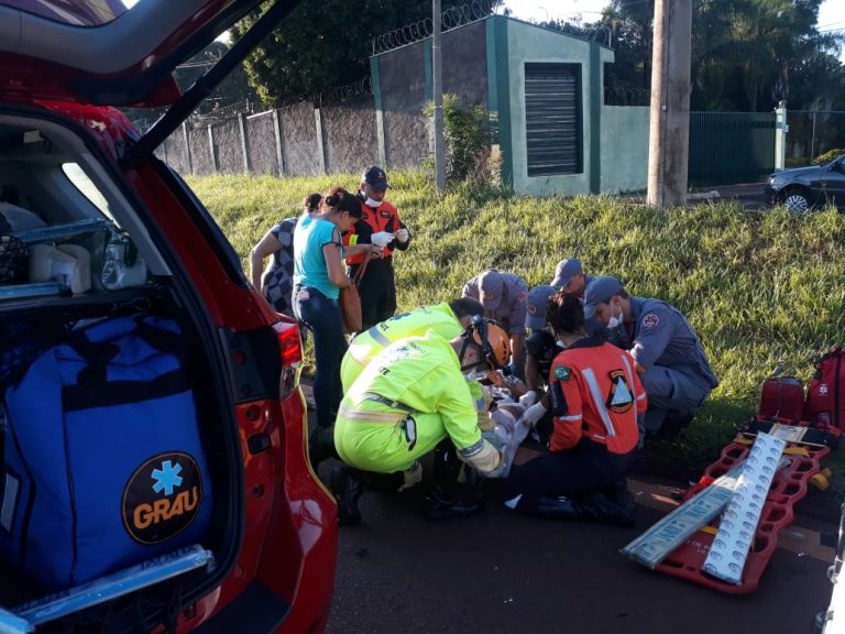 Mulher encosta carro para limpar vidro e é atropelada no Anel Viário Sul