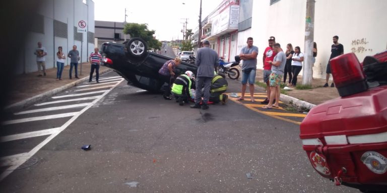 Motociclista morre depois de colisão que capotou carro em Franca