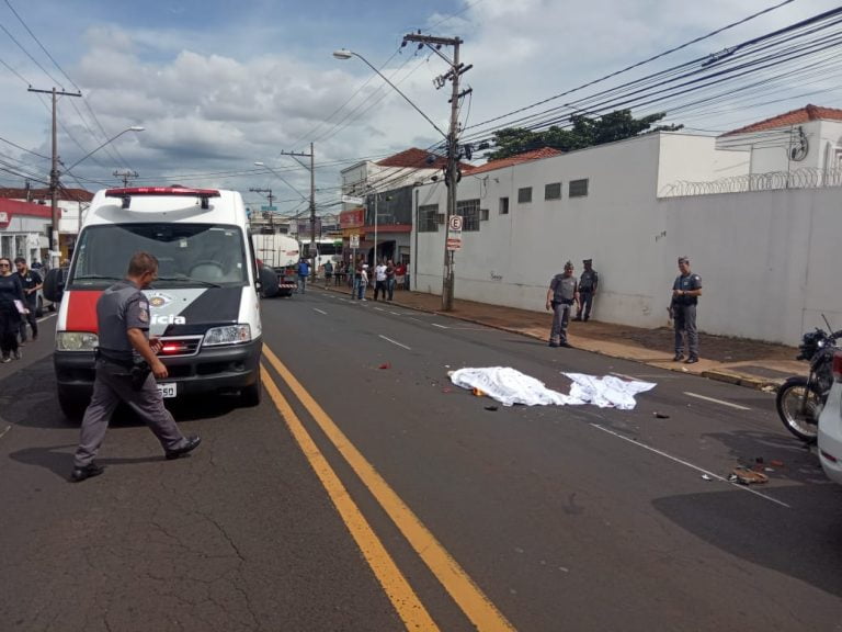 Imagens fortes | Moto falha, causa colisão com caminhão e mata homem de 47 anos no Ipiranga