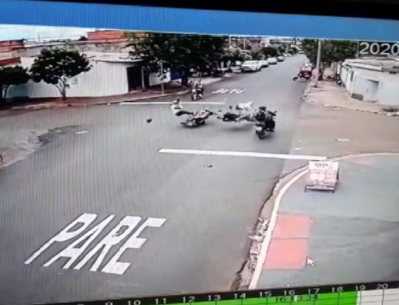 Vídeo | Colisão entre três motos deixa feridos no Jardim Jandaia