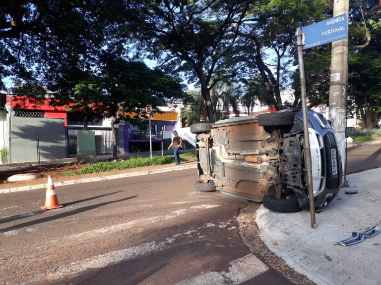 Acidente tomba carro no cruzamento da Portugal com a Nove de Julho, em Ribeirão