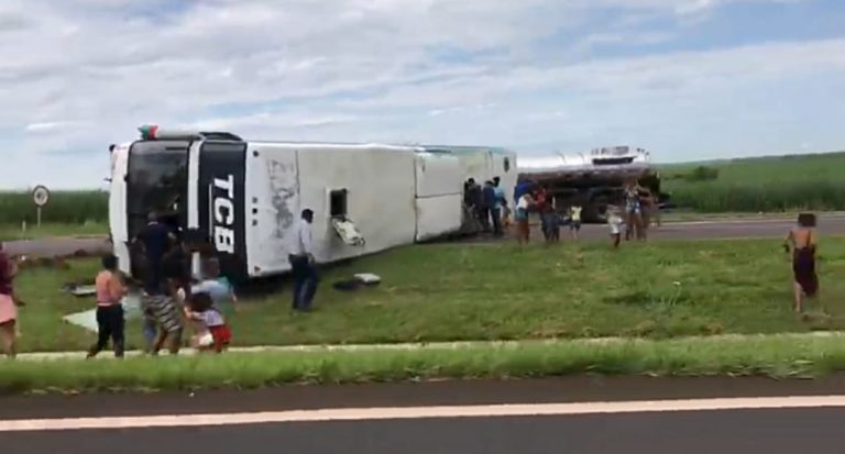 Ônibus tomba e interdita pista da rodovia Anhanguera