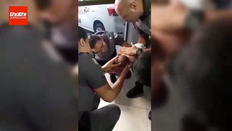 Vídeo | Policiais salvam bebê de 1 mês que engasgou com leite materno