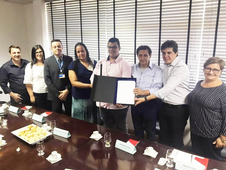 Morador de Franca assina primeiro contrato da casa própria escrito em braille do país