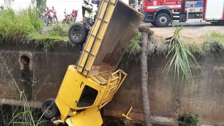 Motorista perde controle e caminhão cai em córrego na zona Oeste de Ribeirão