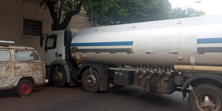 Caminhão fica atravessado em rua do Centro de Ribeirão e interrompe trânsito por mais de uma hora