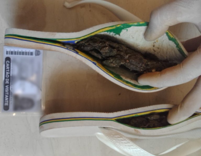 Visitantes são barradas ao levar chinelos “recheados” de drogas a companheiros na cadeia