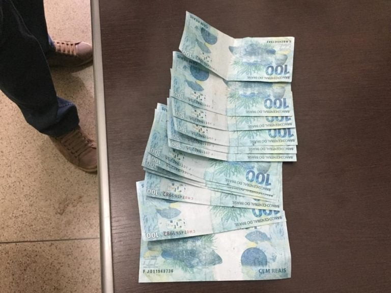 Mulher vende relógio caro em aplicativo e recebe notas falsas