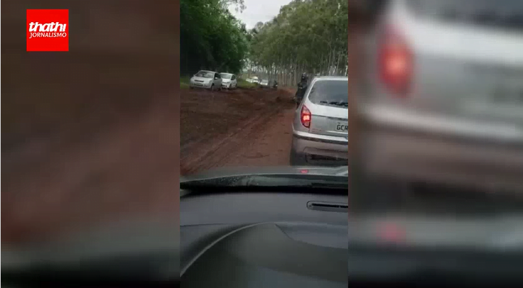 Vídeo | Motorista derruba 4 postes em colisões na avenida Adelmo Perdizza