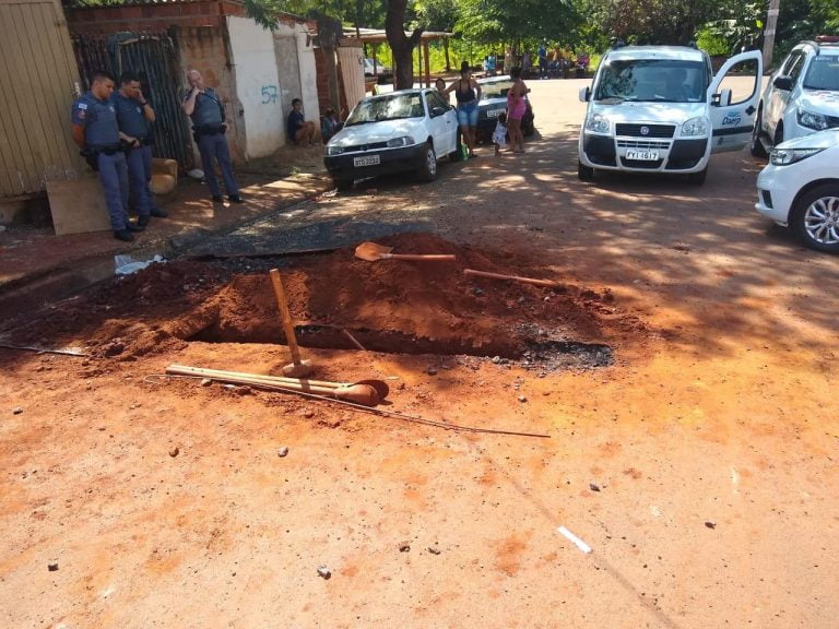 Polícia Militar detém três pessoas por tentativa de ligação clandestina de esgoto