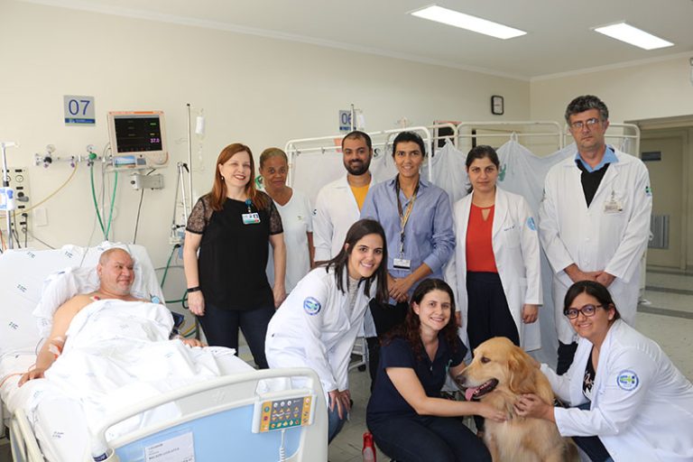Após período de experiência, HC aprova “funcionários” e cachorros ganham crachás em Ribeirão