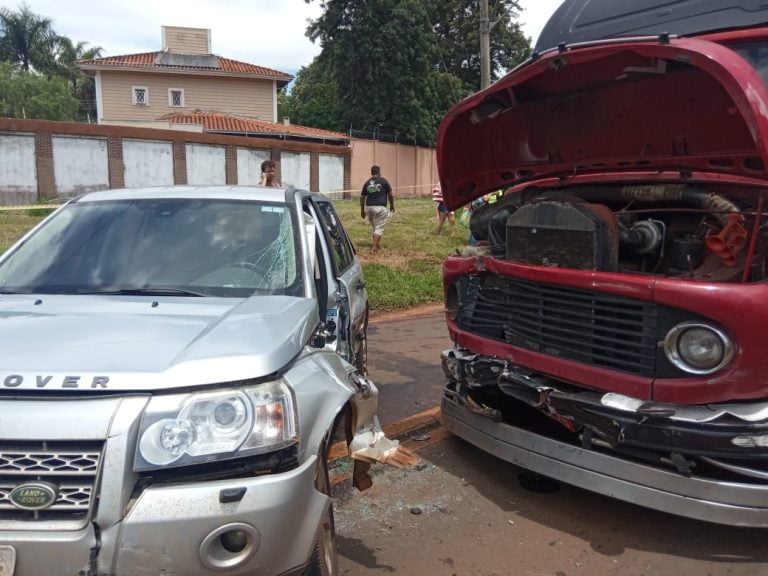 Motorista erra caminho, dá marcha-a-ré e acaba atingido por caminhão na Adelmo Perdiza