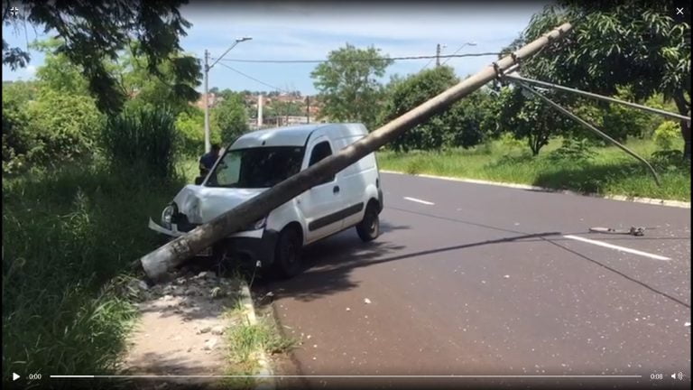 Vídeo | Colisão derruba poste em avenida da zona Oeste de Ribeirão Preto