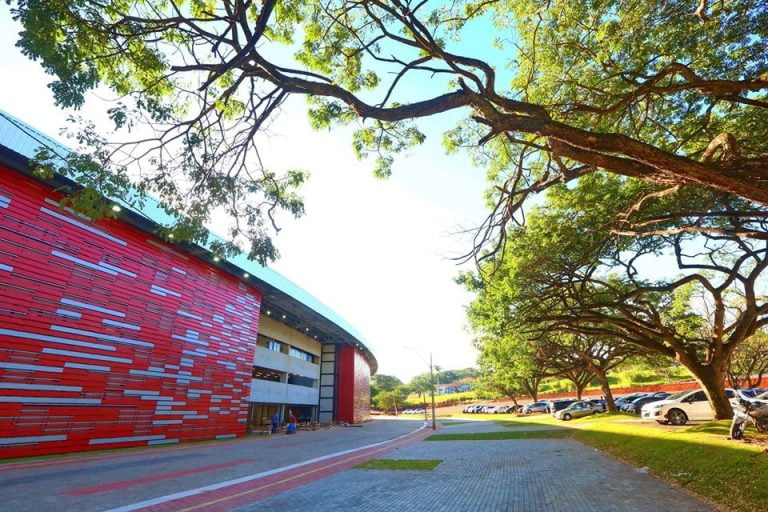 Sem autorização, Botafogo SA ocupa área pública de rua na Ribeirânia