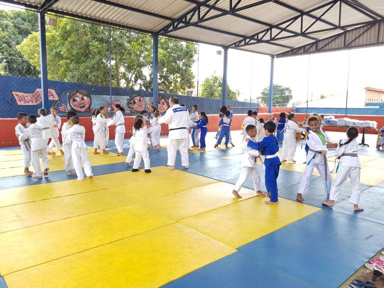 Projeto de judô oferece aulas gratuitas para mais de 130 crianças e jovens do Jardim do Trevo