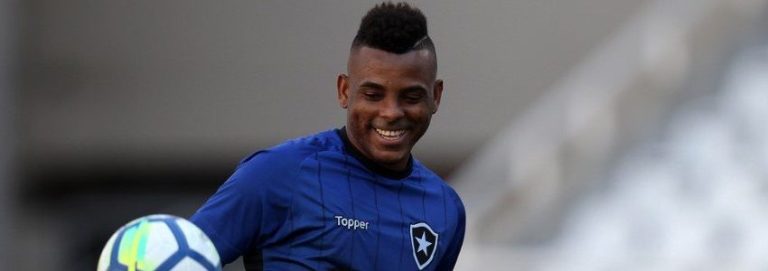 Botafogo apresenta zagueiro e negocia com meia do Glorioso
