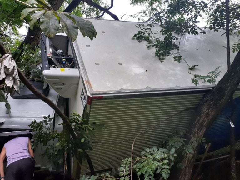 Vídeo | Caminhão desgovernado atinge dois carros no Jardim Botânico