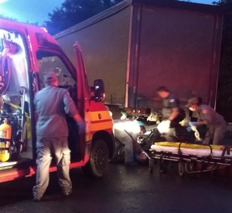 Motociclista colide com caminhão estacionado na zona Norte