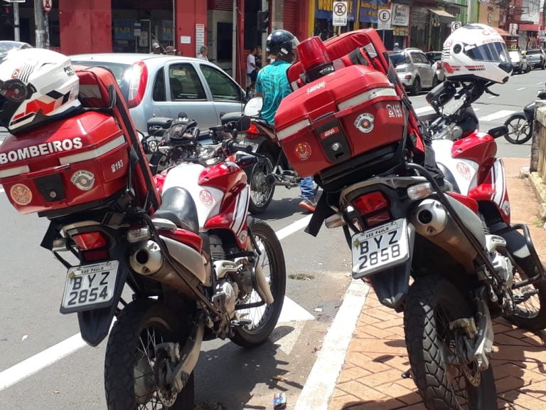 Bombeiros retiram homem de dentro do ribeirão Preto