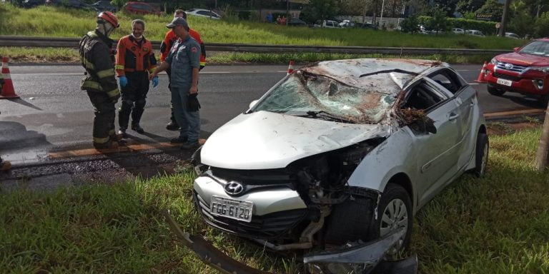 Carro capota em acidente na Presidente Vargas