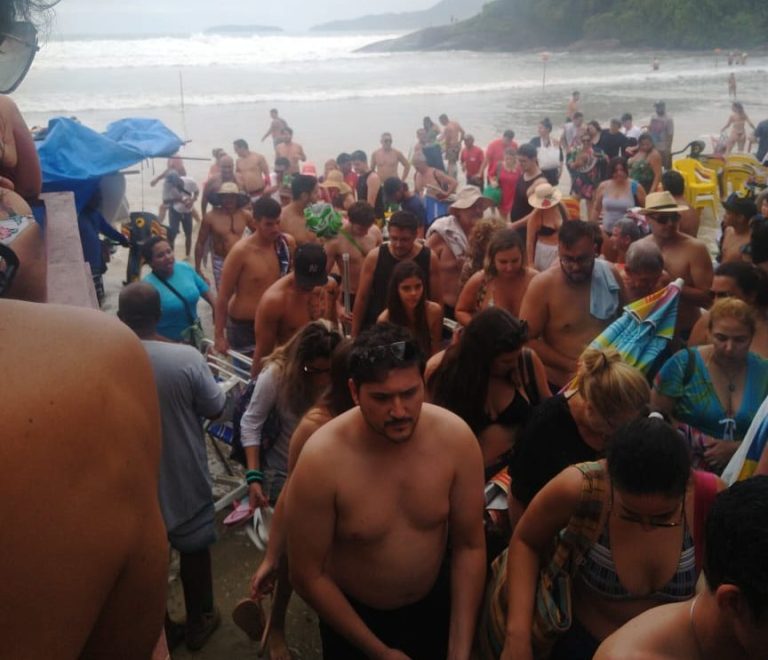 Em Ubatuba, mar avança, destrói barracas e assusta banhistas