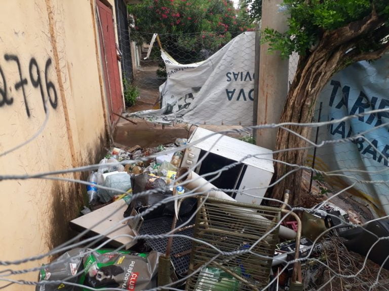 Vizinhos denunciam casa com toneladas de lixo acumulado no Alexandre Balbo, em Ribeirão