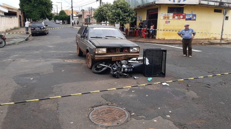 Carro na contramão atinge e quebra perna de motociclista no Monte Alegre