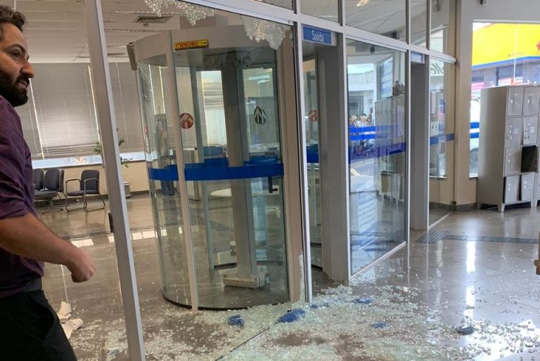 Segurança e bandidos trocam tiros durante tentativa de assalto a banco e aterrorizam Guariba