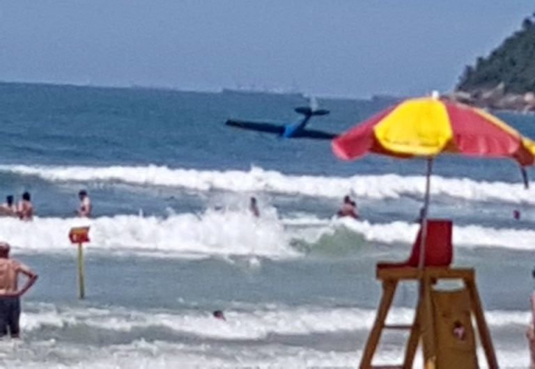 Vídeo | Com avião de 1949, piloto de Jaboticabal faz pouso de emergência no mar em Guarujá
