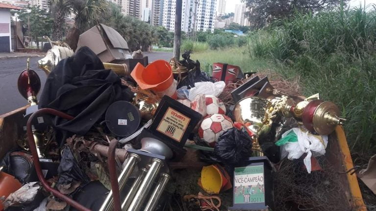 Troféus do Botafogo acabam no lixo e torcedores ficam “pistola”