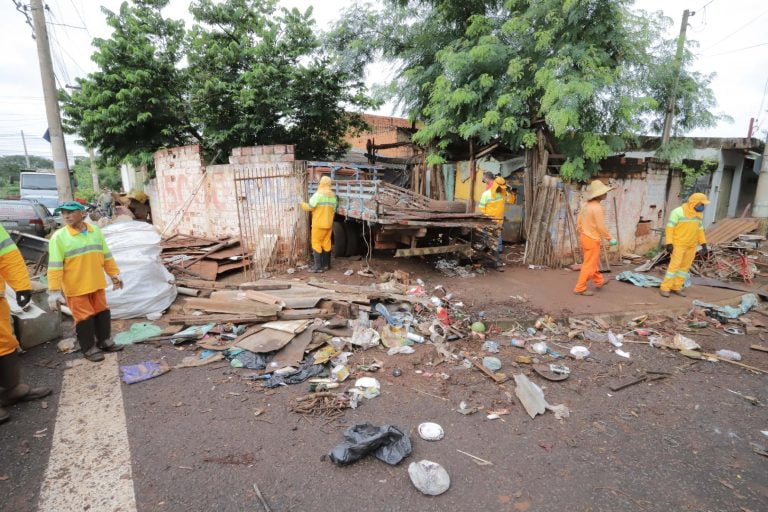 Prefeitura retira quatro caminhões de lixo da casa de acumulador em Ribeirão