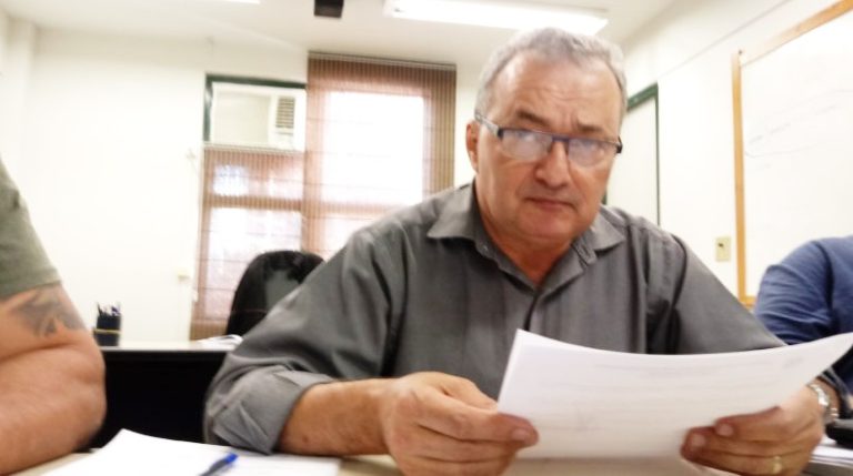 Prefeito de Pirassununga é cassado após condenação por beijar mulheres à força