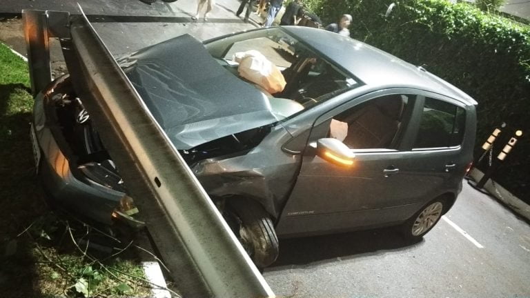 Dupla é presa após roubar carro e colidir em estacionamento de shopping