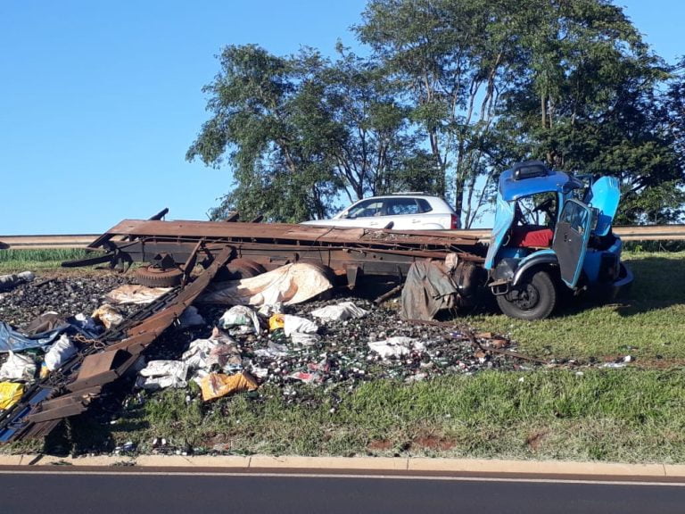Caminhão com vasilhames de cerveja tomba na rodovia Anhanguera
