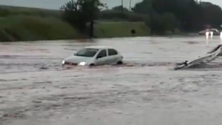 Chuva forte provoca alagamento e deixa rodovia Anhanguera interditada
