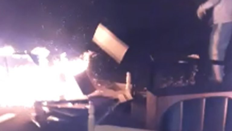 Moradores do bairro Paulo Gomes queimam móveis na pista em protesto pela falta de água