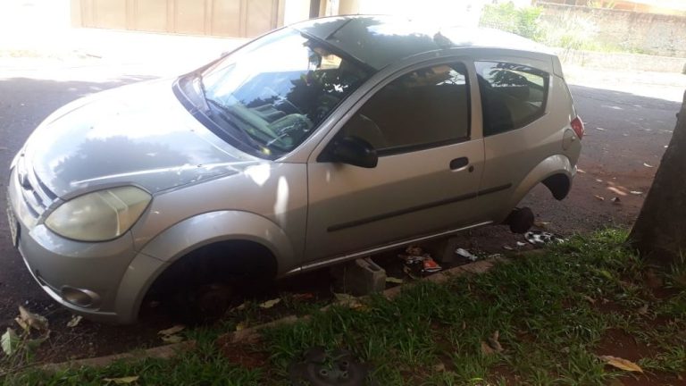 Vídeo | Câmera flagra criminoso roubando pneus de carro na zona Leste