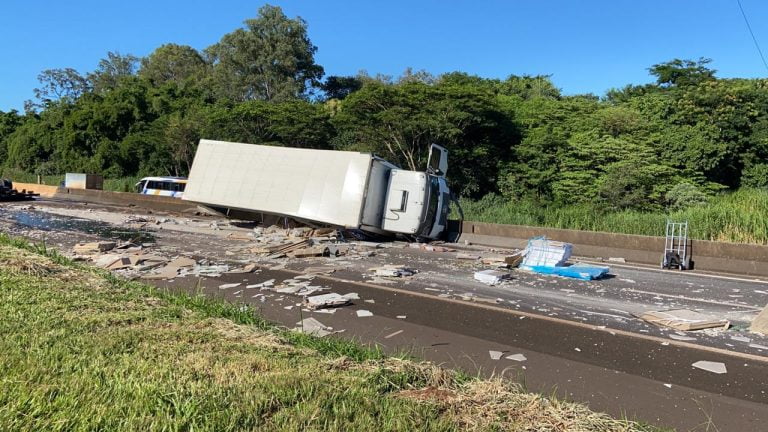 Acidente entre três caminhões deixa um homem preso às ferragens na rodovia Anhanguera