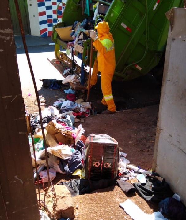 Ação de limpeza retira nove toneladas de resíduos de casa de acumuladora na zona Norte