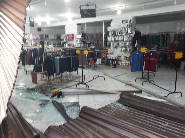 Vídeo | Loja de roupas é alvo da gangue da marcha à ré na zona Oeste