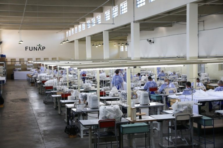 Presos vão confeccionar 320 mil máscaras para proteção contra coronavírus