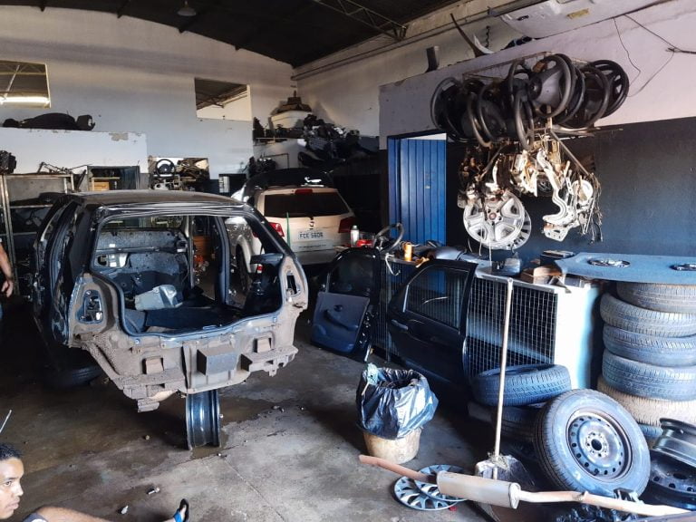 DIG prende 3 homens “desmanchando” carros na zona Norte