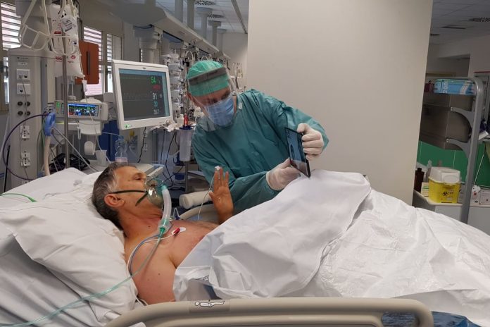 Campanha na Itália permite a pacientes terminais com coronavírus dizer adeus a familiares