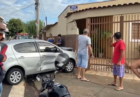 Após colisão, carro com bebê atinge muro de casa no Ipiranga em Ribeirão; veja o vídeo