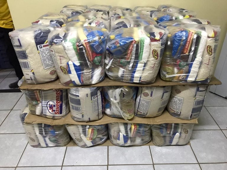 Empresários se unem e distribuem cestas básicas em comunidades de Ribeirão