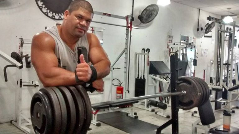Com covid-19, campeão sul-americano de levantamento de peso luta pela vida em UTI