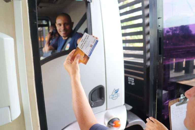Caminhoneiros recebem vale marmitex em rodovias da região de Ribeirão Preto