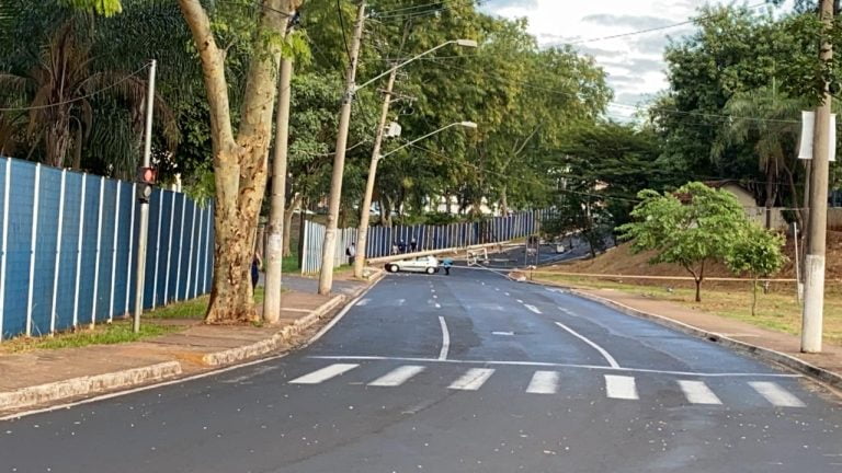 Carro derruba três postes e deixa Alameda Botafogo interditada